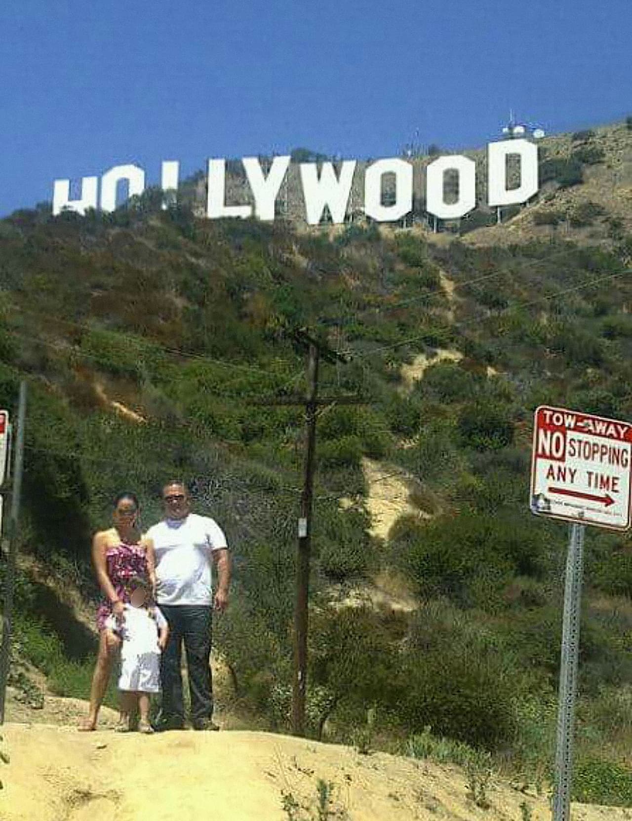 José Cedillo con su esposa e hija en Hollywood, California.