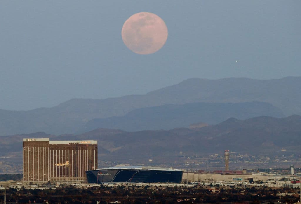 La Superluna rosa se eleva sobre el hotel Mandalay Bay, el 7 de abril de 2020 en Las Vegas , Nevada.