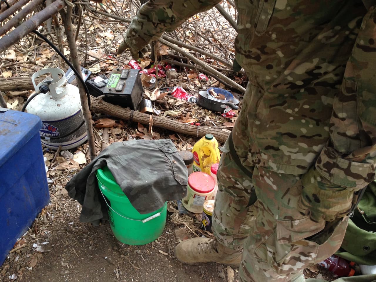 Artículos encontrados en un campamento clandestino cercano a un plantío ilegal de marihuana.