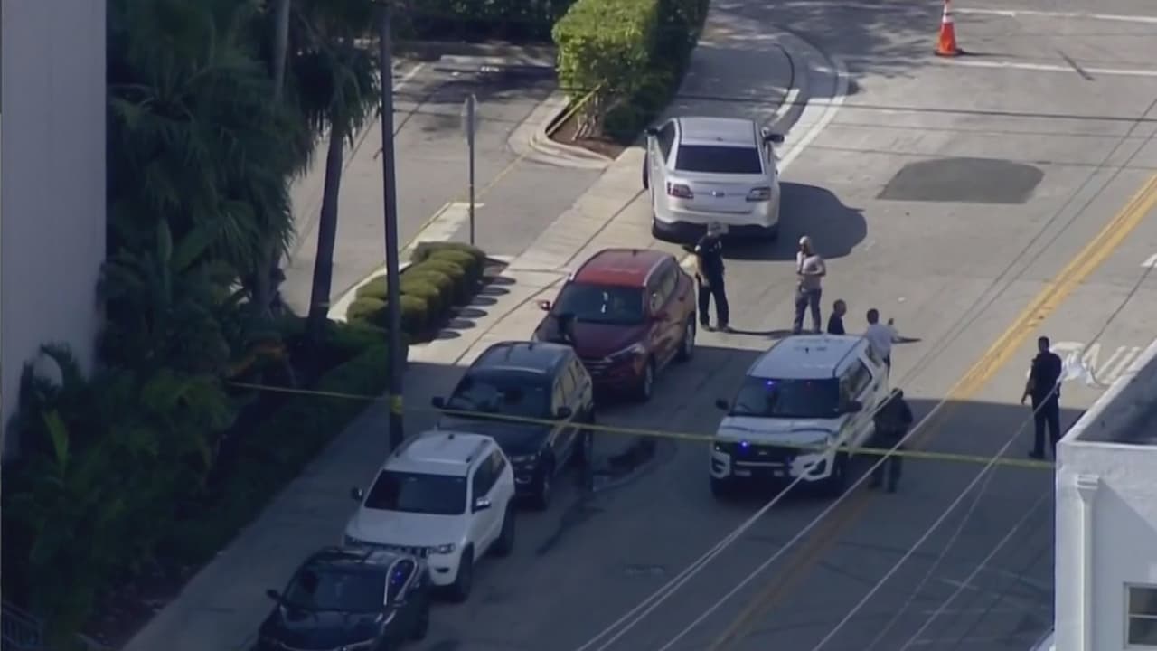 Momentos de angustia en un banco de Miami Springs: buscan al sospechoso de amenazar con explosivos y robar dinero