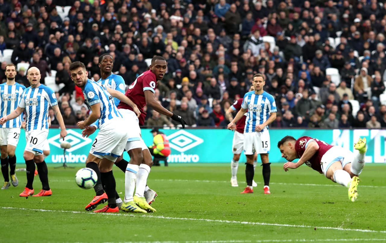 A centro de Samir Nasri, el delantero del Tri se zambulló en el área y con su cabeza mandó el balón a la red para el empate agónico.