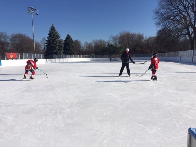Las seis pistas de hielo al aire libre del vecindario Chicago Park District de Chicago Blackhawk están abiertas, si el clima lo permite. Para más información 
<a href="http://www.chicagoparkdistrict.com/parks-facilities/ice-rinks" target="_blank">aquí</a>.