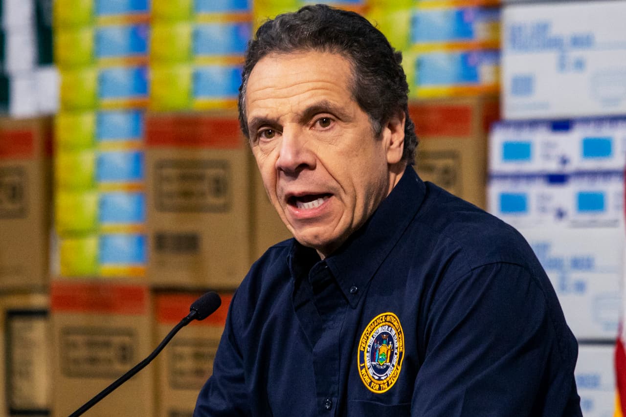 El gobernador de Nueva York Andrew Cuomo ha presionando a la administración Trump, durante semanas, para acelerar la fabricación y el acceso a ventiladores. Nueva York se ha convertido en el epicentro de la crisis de coronavirus en Estados Unidos.
<br>
<br>Cuomo mostró su frustración este martes en su cuenta de 
<a href="https://twitter.com/NYGovCuomo/status/1242470818212466690" target="_blank">Twiiter</a>:
<br>
<br>“No entiendo la renuencia a usar la Ley Federal de Producción de Defensa (Defense Production Act) para fabricar ventiladores”, escribió. 
<br>
<br>“Si no es ahora, ¿cuándo?”, agregó. 
<br>