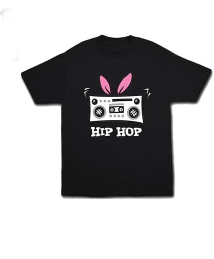 Si tu hijo prefiere un look más relajado, prueba con una camiseta de este estilo (Hip Hop Easter style shirt, 25 dólares en amazon.com)