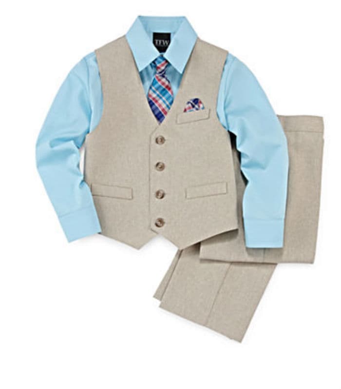 Los conjuntos con chalecos y corbatas son muy tradicionales para la celebración de Pascuas (25 dólares en jcpenney.com)