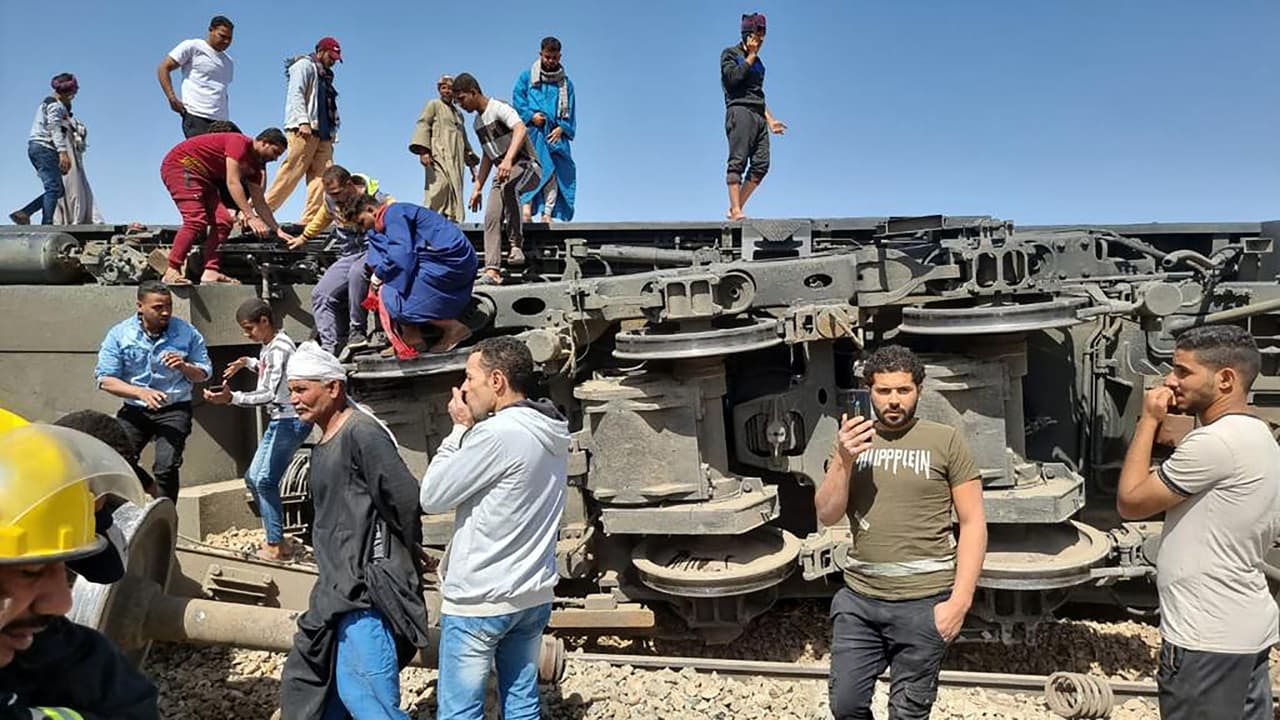 En 2018, un tren de pasajeros se descarriló cerca de la ciudad sureña de Aswan, lesionando al menos a seis personas y provocando a las autoridades a despedir al director de ferrovías del país.