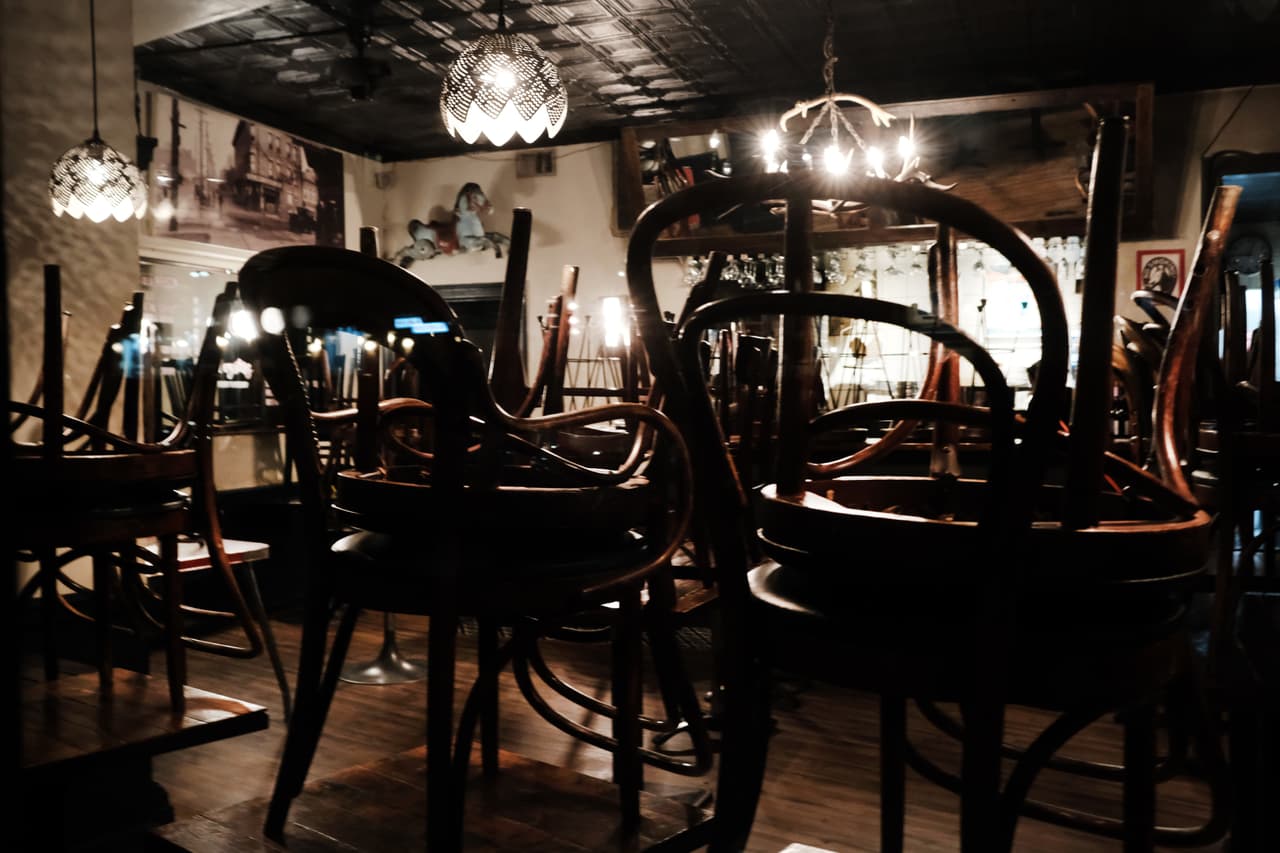 Ocho de cada diez empleados de restaurantes en NY están sin trabajo por crisis de coronavirus