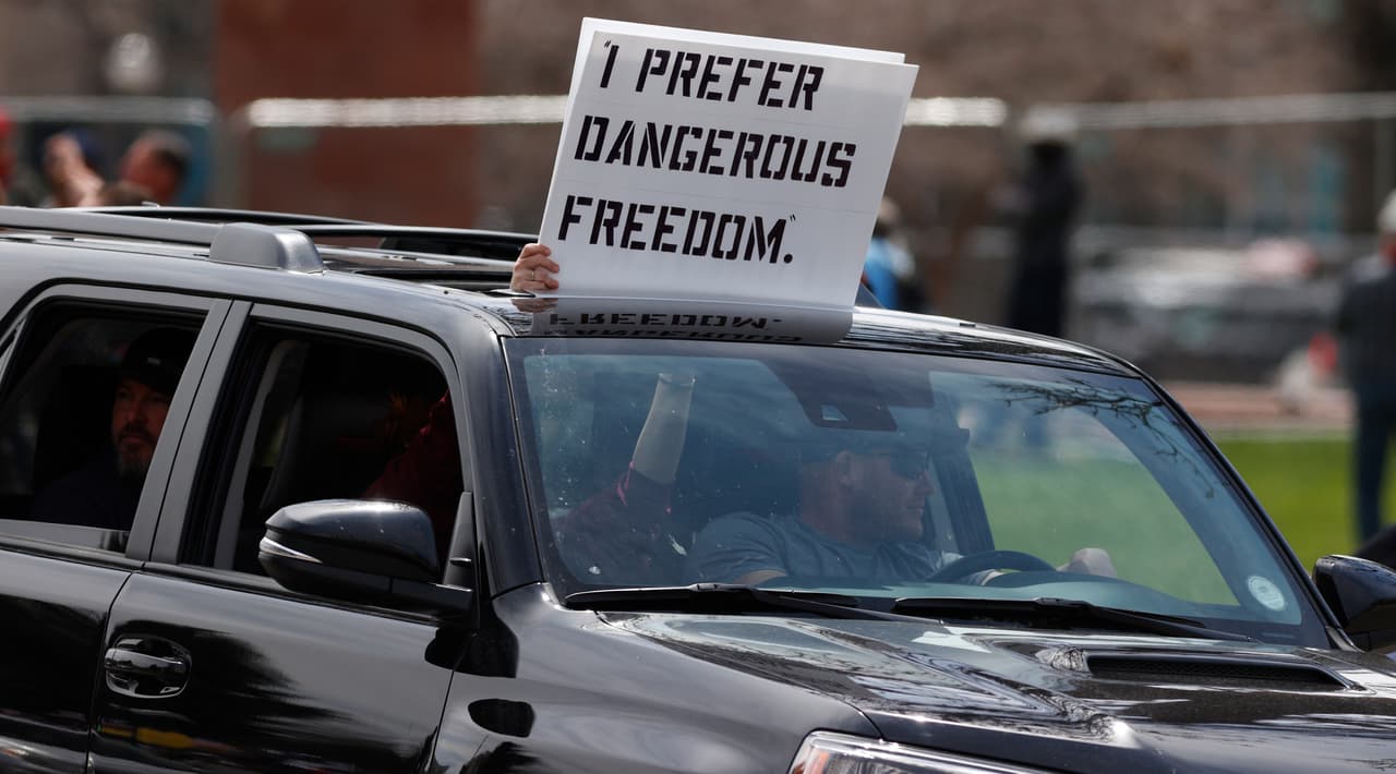 <b>“Prefiero una libertad peligrosa”</b>, uno de los mensajes en la manifestación de Denver. Al ser interrogado sobre las protestas, Trump expresó empatía por los manifestantes. “Sufren (...) quieren regresar”, dijo en un aparente intento por bajar el tono a los riesgos de salud vinculados a ignorar las ordenes estatales.