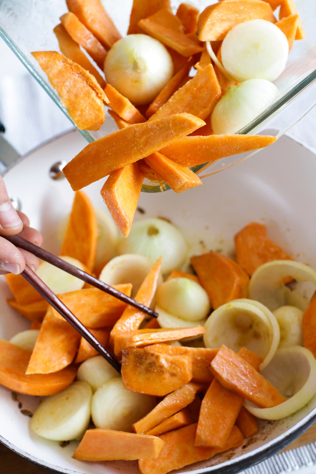 Utiliza aceite de uva para la cocción ya que, además de tener un sabor delicioso, tiene un punto de humeo alto, es decir, puede calentarse por más tiempo sin quemarse, resultando perfecto para las frituras