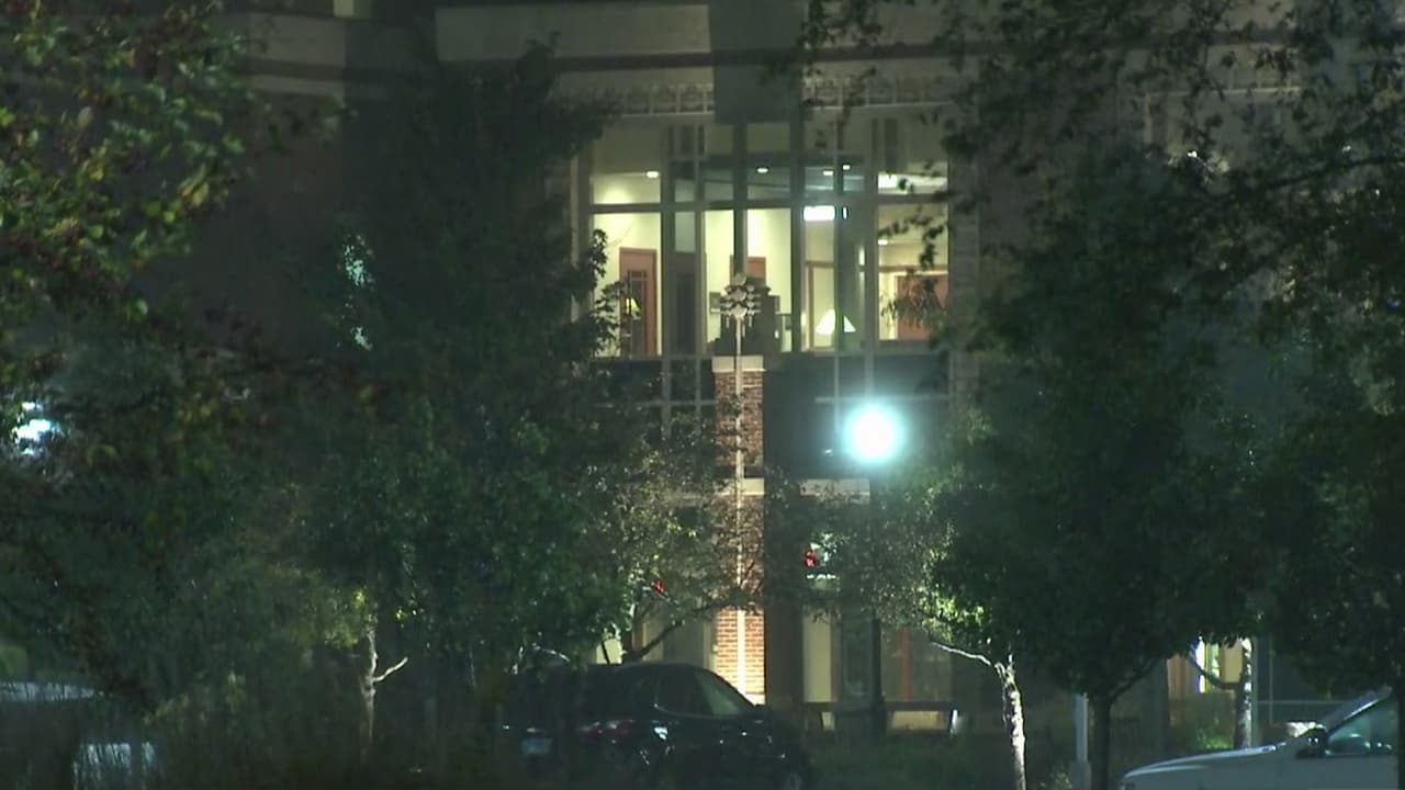 Un padrastro le dispara a su hijastra afuera del Hospital Elmhurst y luego se suicida