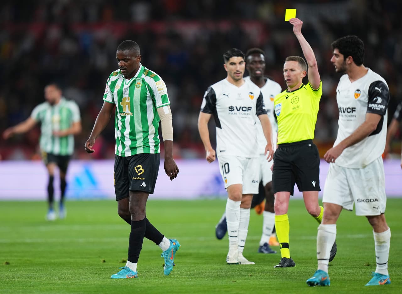 El árbitro Hernádez Hernández muchas disparó tarjetas, en total fueron 9 amarillas.