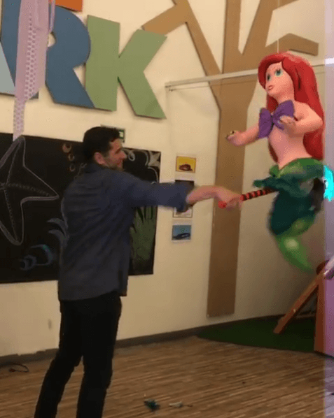 En su cuenta de Instagram Jacky también mencionó que aunque su esposo llegó tarde al festejo, él logró estar a tiempo para romper la piñata y unirse a la celebración de Caro.