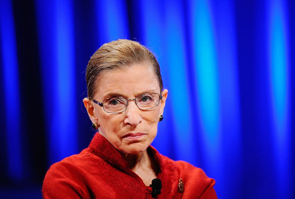Jueza Ginsburg pide disculpas tras calificar a Trump de farsante