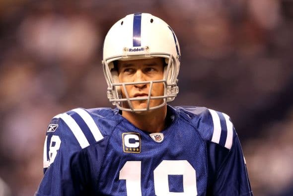 21. PEYTON MANNING- El jugador de fútbol americano, Peyton Manning, ganó $15.8 millones a finales de año de la pasada temporada. Jim Irsay, dueño de los Potros, afirmó que hará de nuevo a Manning el jugador mejor pagado con su reciente contrato.