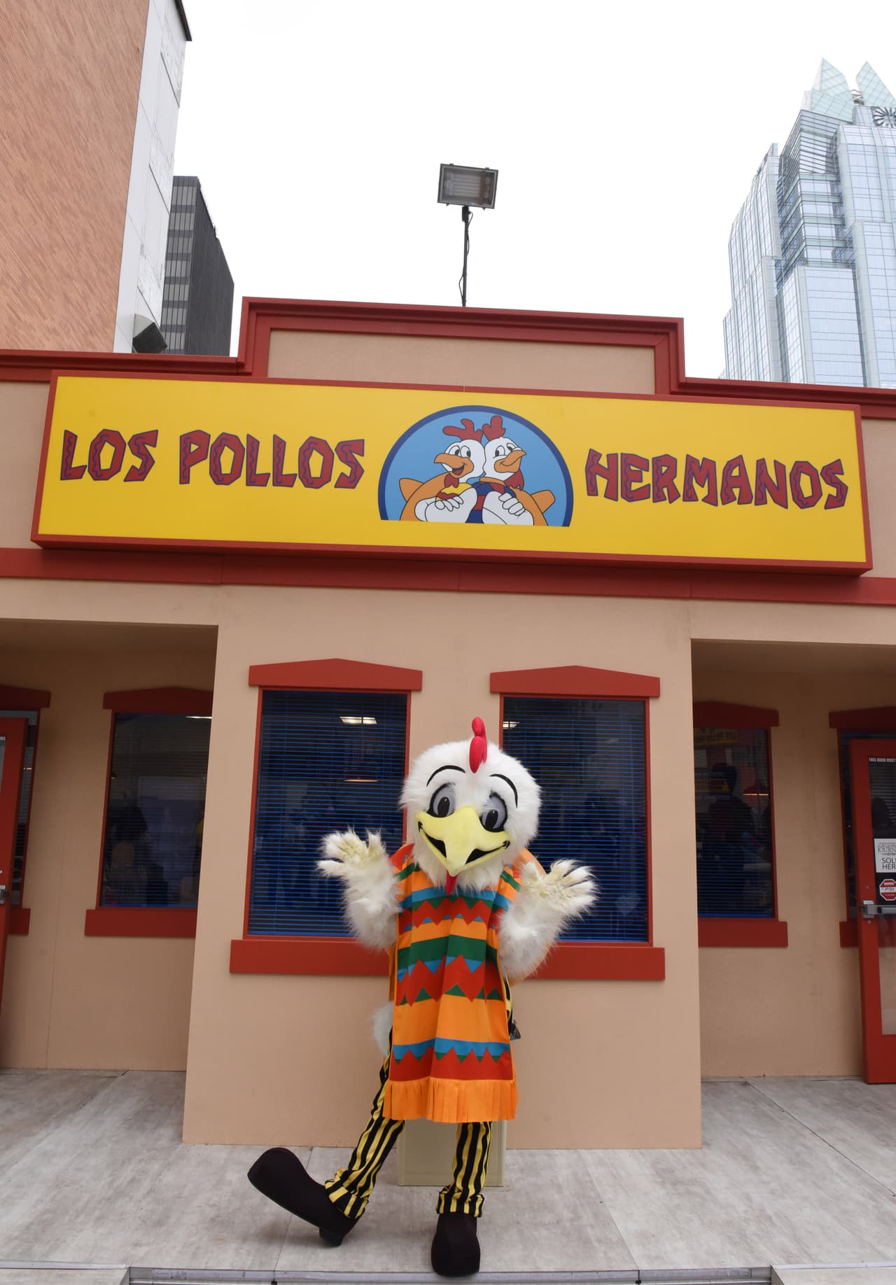 Los Pollos Hermanos abrió en Austin, Texas durante South By South West. Los actores de Better Call Saul Bob Odenkirk (Saul Goodman) y Giancarlo Esposito (Gus Fring) dieron autógrafos en el restaurante.