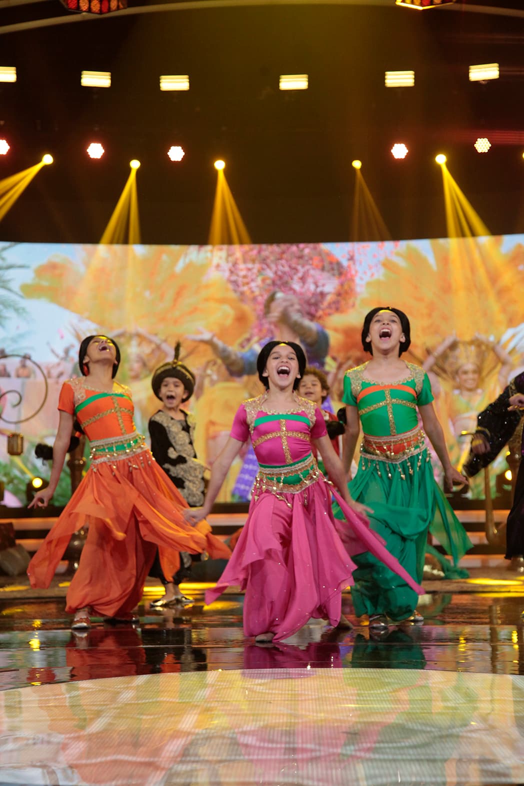 Acompañados de bailarines en escena, algunos de los Pequeños Gigantes se sumaron a esta representación: Sara y Yamil, entre ellos.