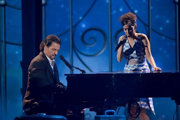 Minutos después lo acompañó Gaby Moreno para hacernos vibrar con la balada 'Fuiste tú'.