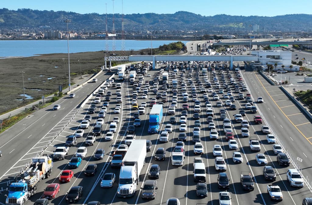 Para aquellos que se desplazan por el Área de la Bahía, se prevé que el domingo a las 7 p.m. sea el momento de mayor congestión, especialmente para aquellos que regresan de Monterey a San Francisco, donde se espera un tiempo de viaje de 3 horas y 10 minutos.