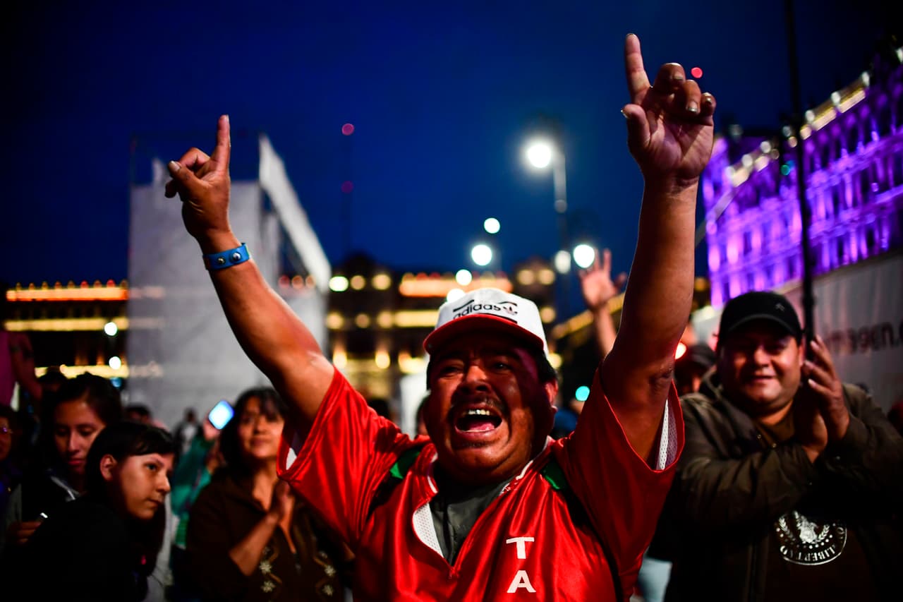Andres manuel Lopez Obrador aún no ha salido públicamente a realizar ninguna declaración. Más temprano aseguró que caminaría hasta el Zócalo para encontrarse con sus seguidores de resultar ganador.