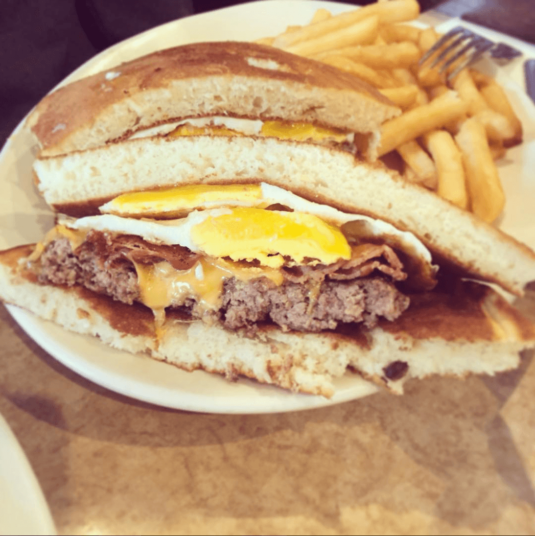 ¿Alguien dijo 'brunch'? Hay lugares en los que ya también puedes disfrutar unos suculentos pancakes acompañados de huevo, carne y hasta papas fritas.