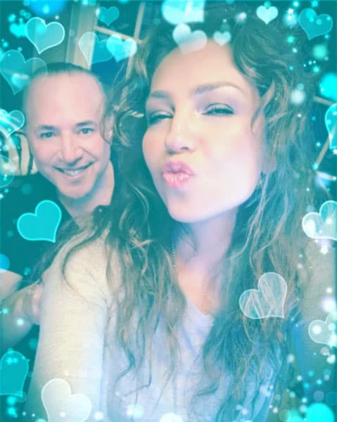 La guapa actriz subió una foto donde aparece cpn su esposo con el siguiente mensaje: "Love is in the air 💘💕💘 el amor está en el aire", se nota que se aman.