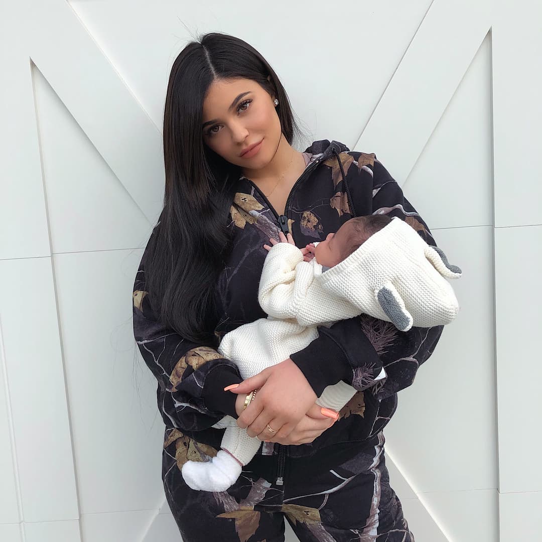 Tras haberse hecho pública la separación de Kylie y Travis, medios como de 
<b><a href="https://theblast.com/c/travis-scott-kylie-jenner-split-broken-up-stormi-custody-kardashian" target="_blank">The Blast</a></b> y 
<b><a href="https://www.mirror.co.uk/3am/celebrity-news/kylie-jenner-travis-scott-agree-20386108">Mirror</a></b>, reportaron que la expareja optó por dividir en partes iguales (50 y 50) la custodia de 
<b><a href="https://www.univision.com/entretenimiento/al-estilo-kardashian-asi-celebro-stormi-hija-de-kylie-jenner-y-travis-scott-su-primera-pascua-video" target="_blank">su hija Stormi, de un año de edad.</a></b>