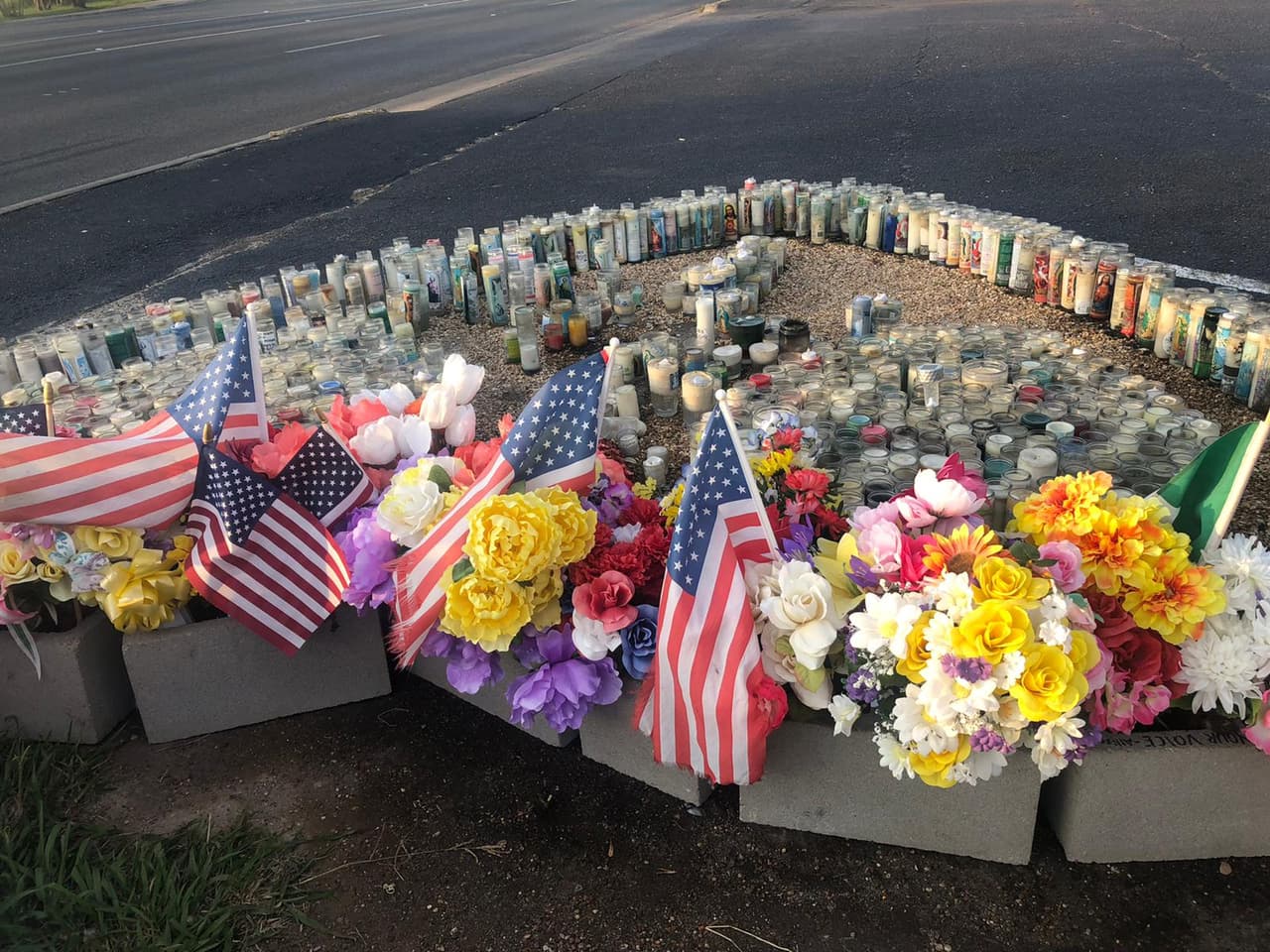 La soldado de 20 años
<a href="https://www.univision.com/local/houston-kxln/a-un-mes-de-la-desaparicion-donde-esta-la-soldada-hispana-vanessa-guillen"><b>desapareció el 22 de abril</b></a>. Según se desprende de la investigación del FBI, la joven militar fue asesinada presuntamente por el soldado
<a href="https://nam04.safelinks.protection.outlook.com/?url=https%3A%2F%2Fwww.military.com%2Fdaily-news%2F2020%2F07%2F06%2Fwe-all-feel-her-loss-fort-hood-commander-confirms-vanessa-guillens-death.html&data=02%7C01%7Cjmaciasnoriega%40univision.net%7C9ac826ca9c9344892aec08d82dc631e1%7C91ff98f7aa664cf39617b5c4f409c51d%7C0%7C0%7C637309676579765326&sdata=bCWhbE1fezOBoJs0t0tiuIqqc0UTLDeIlr1LnONHXz0%3D&reserved=0"><b>Aaron Robinson</b></a>. Robinson, que era compañero de Guillén,
<a href="https://www.univision.com/local/austin-kakw/vanessa-guillen-sospechoso-se-suicida-y-mantienen-a-mujer-en-custodia-video"><b>se suicidó</b></a> cuando las autoridades se le acercaron para interceptarlo.