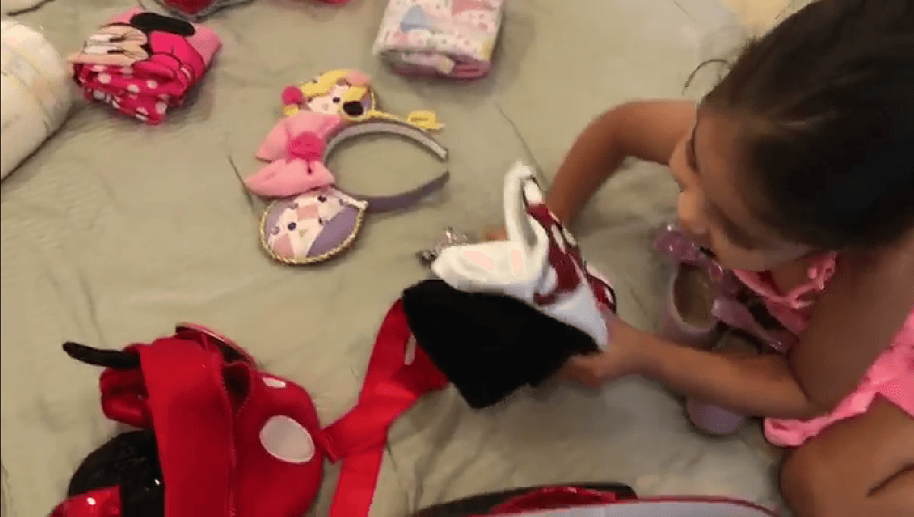 Giulietta no perdió el tiempo, y ayudó a su mami a empacar mientras grababan el video para los seguidores de Ana en redes sociales.