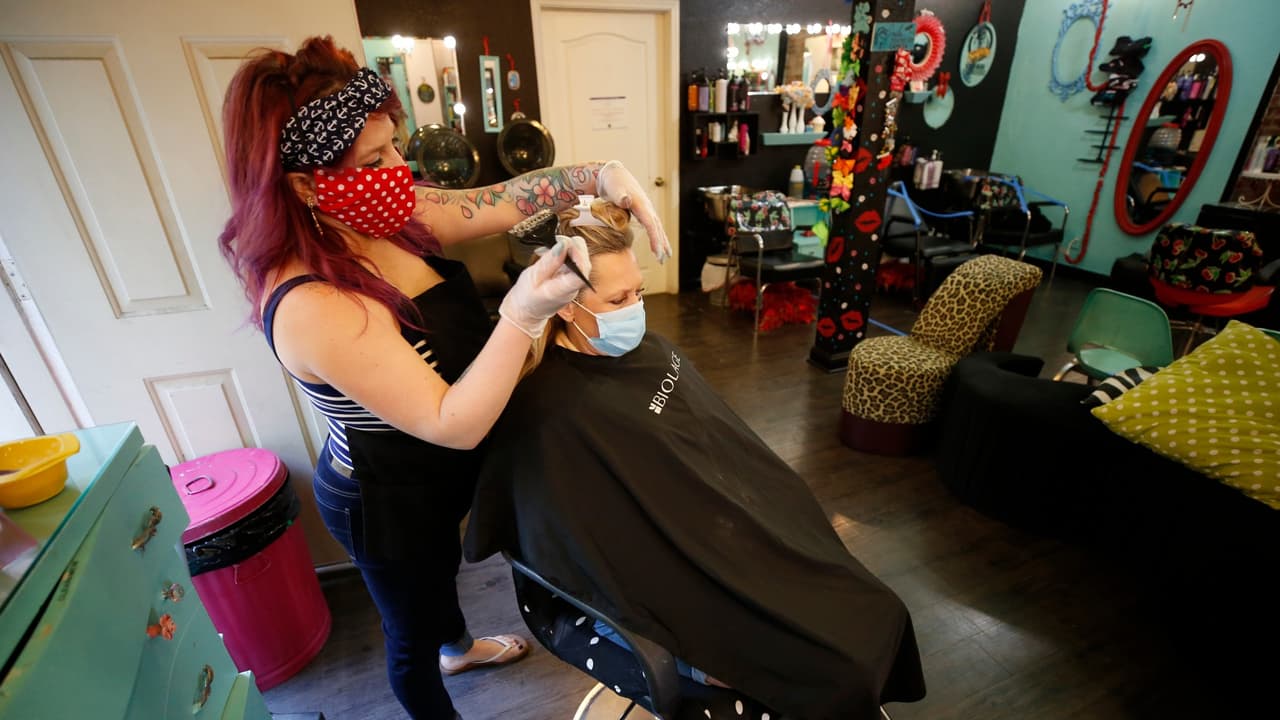 <b>Cortarse el pelo en una salón de belleza o barbería: riesgo medio a alto</b>
<br>Un corte de pelo implica "contacto cercano y respiración, que se extiende por varios minutos", señala Karan. “Este es el modo primario de transmisión que sabemos que sucede. Y las máscaras de tela ciertamente no son perfectas para esto ”.
<br>
<br>Janowski dice que este es uno de los escenarios de mayor riesgo en esta lista, porque no hay forma de evitar que alguien te corte seis pies. "Todo lo que se necesita es [tener] un trabajador asintomático pero infectado y de repente muchos clientes tienen un alto riesgo de infección", dice.
<br>
<br>
<b>¿Qué altera el riesgo?</b> Landon cree que el riesgo no es terriblemente alto si tanto usted como su cortador de cabello usan máscaras, y los casos de coronavirus no son muy frecuentes en su área. Busque un salón o peluquería que tenga (y aplique) políticas para proteger a sus empleados, como usar equipo de protección y desinfectar las manos. Piense en que "al proteger a los empleados, también lo están protegiendo a usted".
<br>
<br>Y asegúrate de que tu barbero o estilista sea todo un negocio, dice Karan: “Dejar de conversar a corta distancia como esto es algo que a todos nos encanta hacer con nuestros barberos normalmente. Este no es el momento para eso ".
<br>