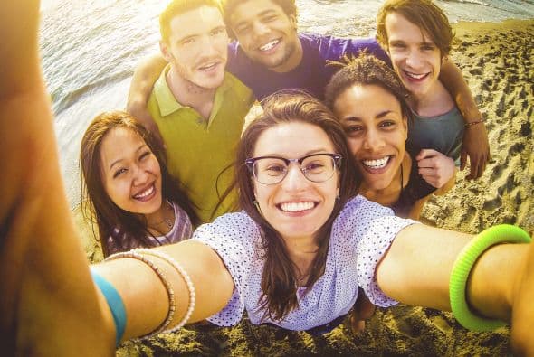 9. Debes variar el ángulo. Basta de sacarse la misma foto de frente o perfil. Al abrir Facebook pareciera que todas las 'selfies' han sido cortadas por el mismo molde.