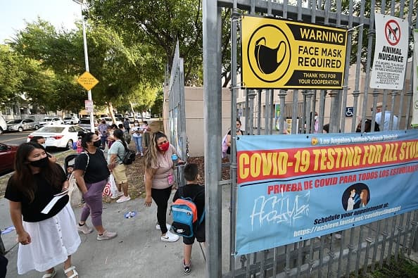 Ni mascarilla ni pruebas covid-19 en escuelas de Los Ángeles, te decimos de qué depende y a partir de cuándo