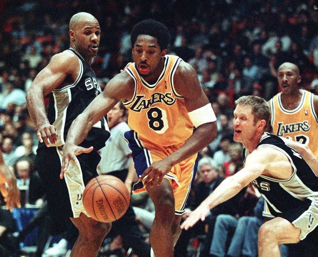 El jugador vistió el número 8 hasta el final de la temporada 2006. Después usó el 24