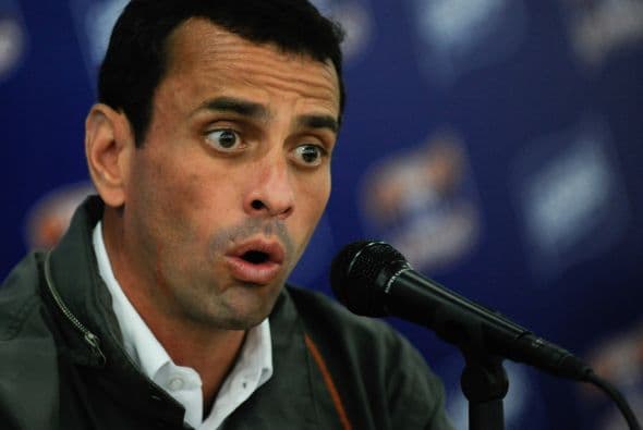 El mundo de la televisión ha estado siempre cerca del candidato, especialmente, durante los seis años que estuvo vinculado a la animadora Erika de la Vega, presentadora del Latin American Idol. Ahora, Capriles es uno de los solteros más codiciados en Venezuela. "Por supuesto que me gustaría formar mi familia, pero bueno, no me ha tocado hasta ahora", apunta.