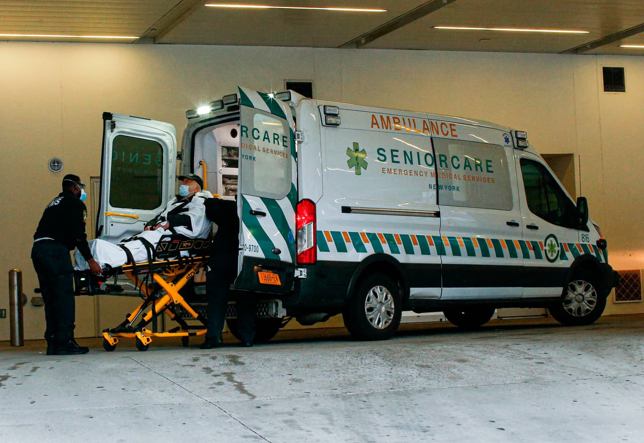 Las ambulancias de la ciudad están respondiendo a cerca de 6,000 llamadas diarias, 50% más que el promedio diario. En la fotografía un paciente a su llegada al hospital Lenox Medical Pavilion de Nueva York, el 29 de marzo.