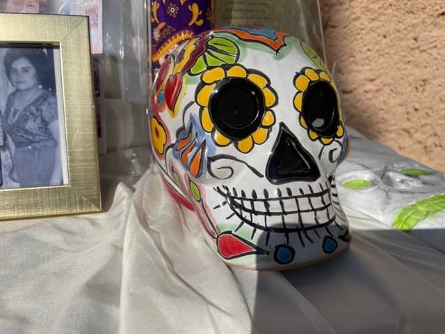 <b>Las calaveritas</b>
<br>Estas imágenes en forma de calaveras sirven como recuerdo de aquellos seres que ya no están en este mundo.
