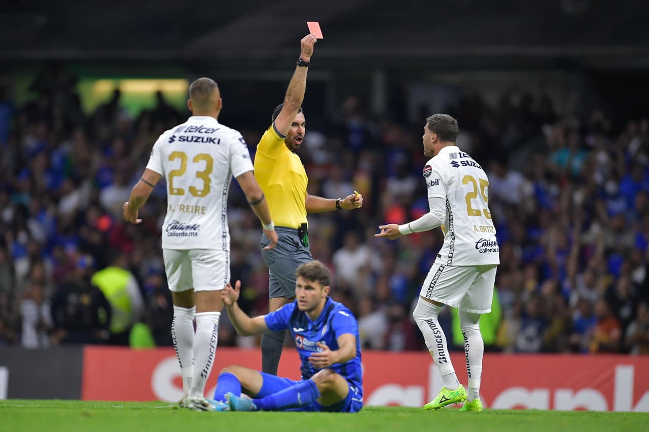 Pumas se quedó sin ‘Palermo’ Ortiz a mitad del segundo tiempo, cuando el central jaló a Giménez, quien se perfilaba para entrar al área sin marca y al mano a mano con Talavera.