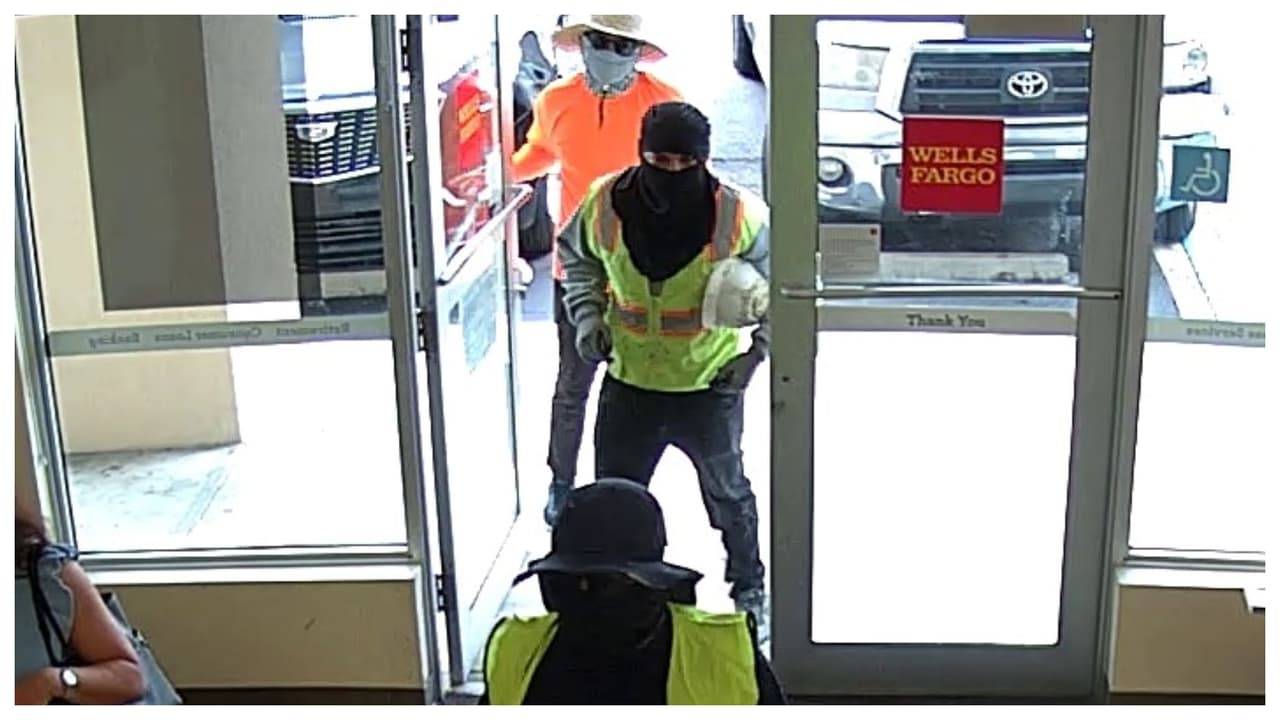 El FBI divulgó las fotos de los tres sospechosos de robar a mano armada una sucursal del banco Wells Fargo en Hialeah, este jueves en horas de la mañana. 
<br>
