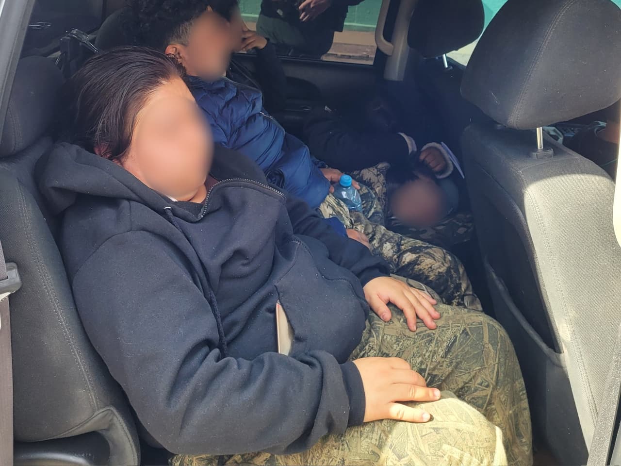 Seis ciudadanos mexicanos adicionales fueron descubiertos en la caja cerrada del camión. Los agentes enfrentan situaciones peligrosas como esta todos los días, señaló John Modlin, jefe del sector Tucson. "Afortunadamente, a pesar de las acciones imprudentes del contrabandista, nadie resultó herido", enfatizó.