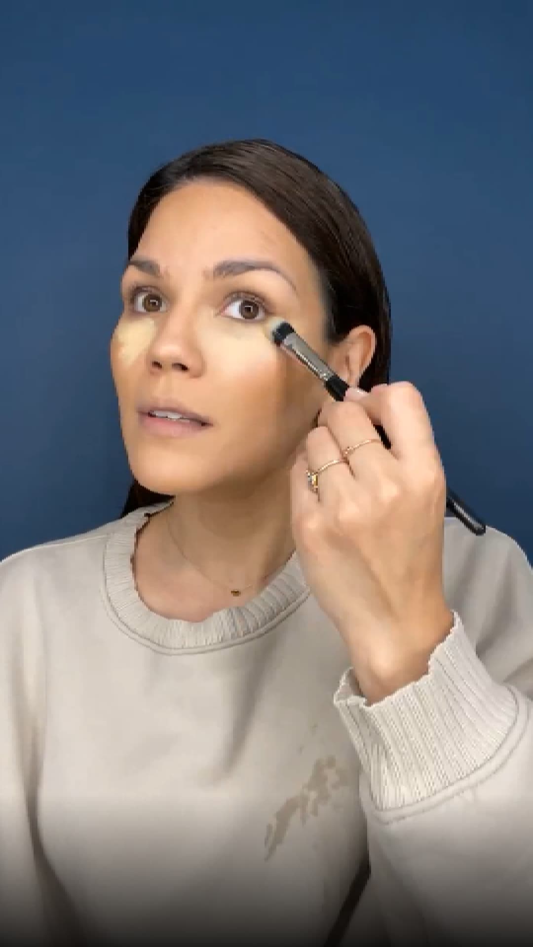 Para sorpresa de muchas, lucir un maquillaje como el de la esposa de Carlos Ponce no es difícil, pues ella lo enseña paso a paso, desde la base hasta su labial.