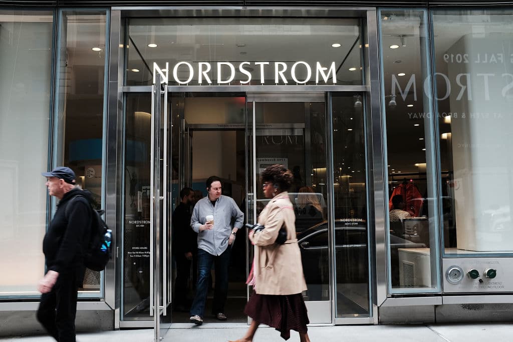 <h2 class="cms-H2-H2">Nordstrom</h2>
<br>
<br>
<b>- Acción de Gracias:</b> Esta cadena cerrará durante el festivo.
<br>
<br>
<b>- Black Friday: </b>Abrirá el viernes y el resto del fin de semana y con un horario extendido.