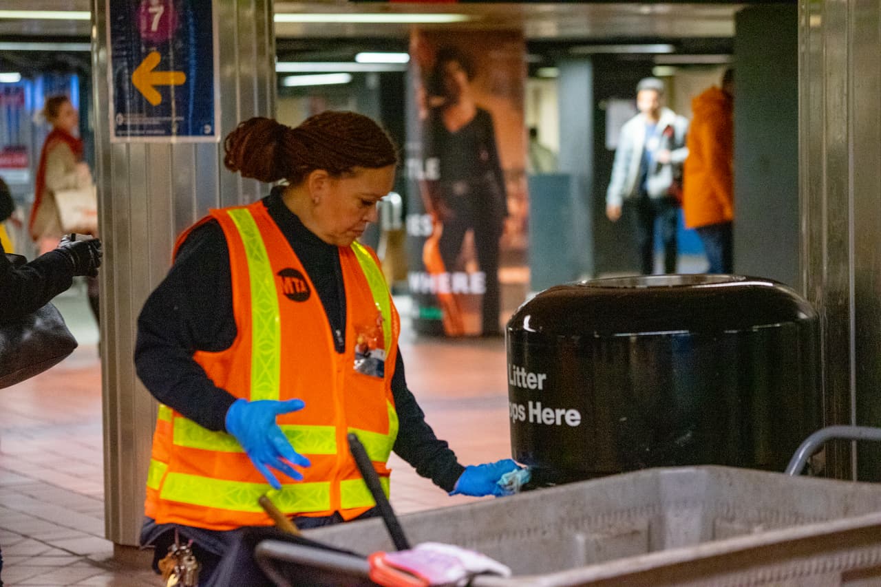 Una empleada de la MTA trabaja en la estación de Grand Central.