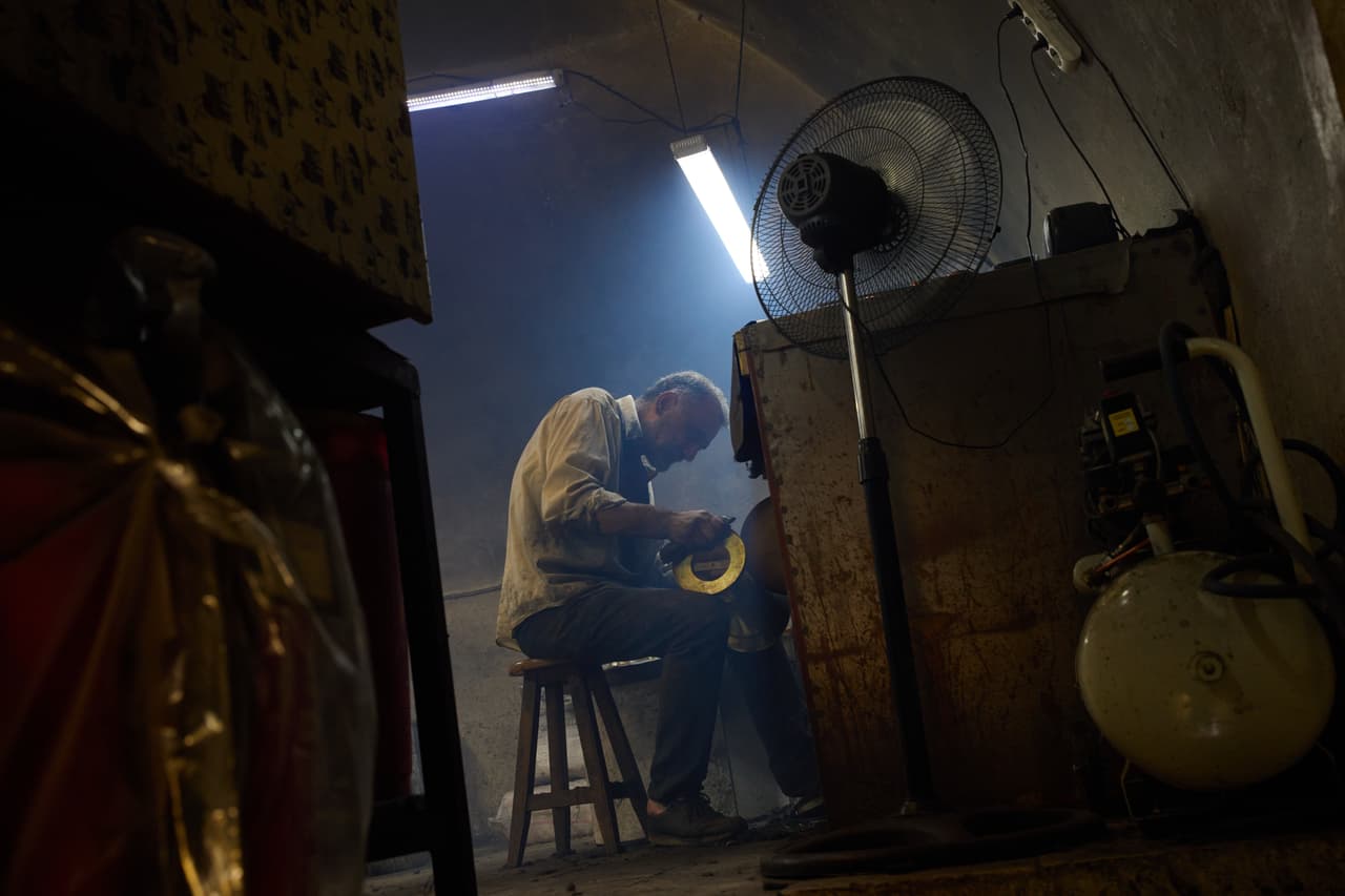 Los maestros fundidores de arena Mevlut (izquierda) y Ahmet Yildirim fabrican moldes para verter metal fundido en su taller en el barrio artesanal de Buyukhan.