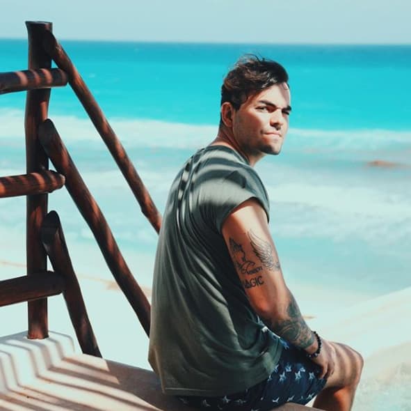 Adriano y Antonella pasaron el Día de San Valentín en Cancún y el actor preparó una sorpresa para ella.