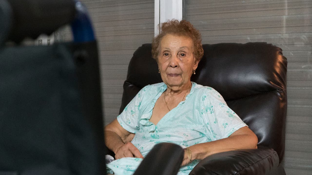 Ramona pasó el huracán sola y al segundo día sin luz se cayó. Una vecina la encontró tirada en el suelo. Dice que con la falta de electricidad ha estado muy nerviosa. Sufre de diabetes y asegura que el calor ha contribuido a que se le suba el azúcar.