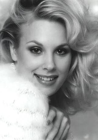 Famosa por su belleza, y por haber sido conejita del Playboy, Dorothy Stratten, que era el lanzamiento estelar del director Peter Bogdanovich en una película con Audrey Hepburn, murió en 1980 antes de alcanzar la fama, cuando su marido celoso la mató a golpes con un bate de baseball, antes de suicidarse él.