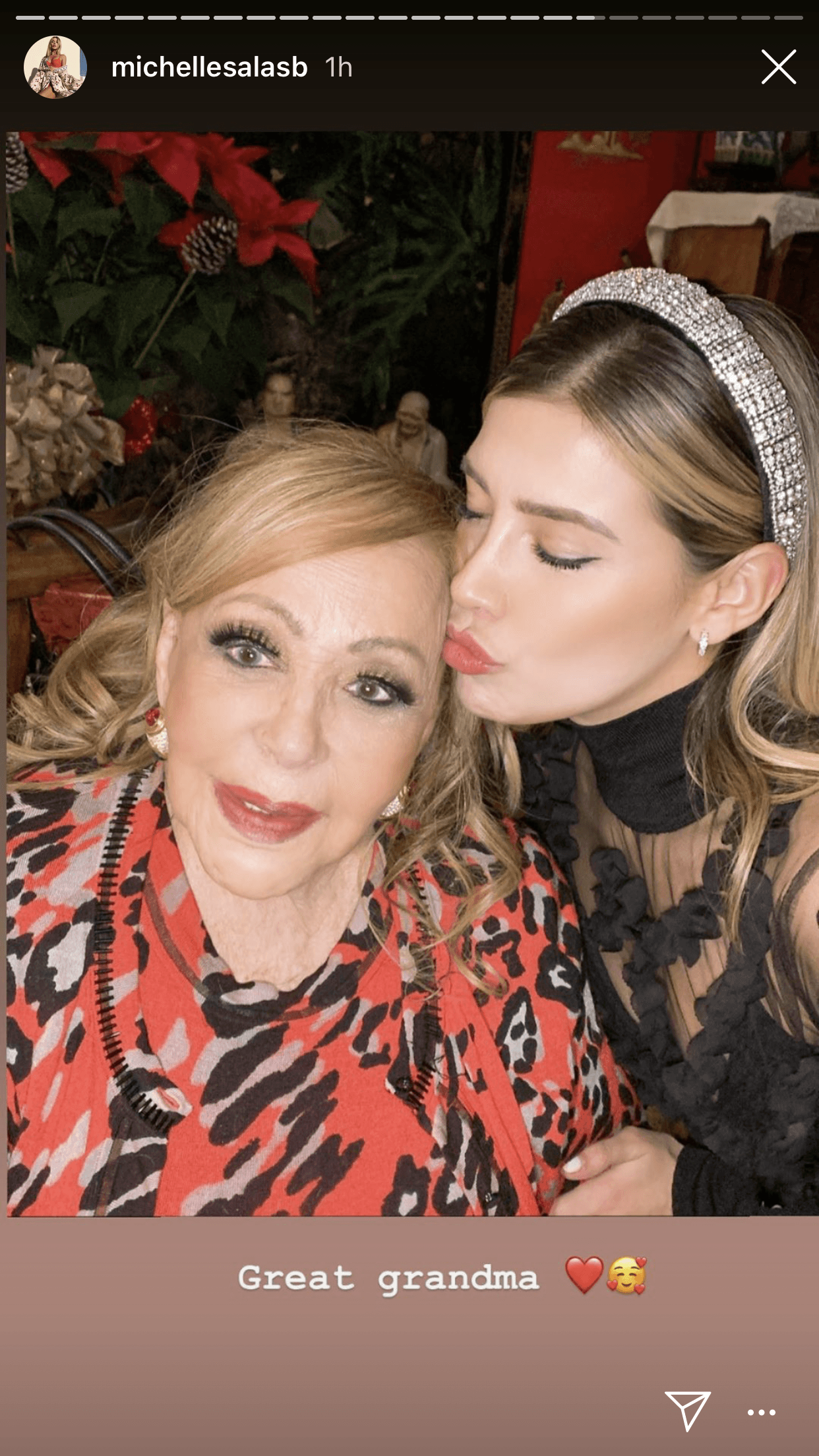 Michelle Salas también compartió imágenes en su cuenta de
<b> <a href="https://www.instagram.com/michellesalasb/?hl=es-la" target="_blank">Instagram</a></b> y a modo de homenaje publicó en sus historias esta fotografía al lado de su adorada Silvia Pinal.