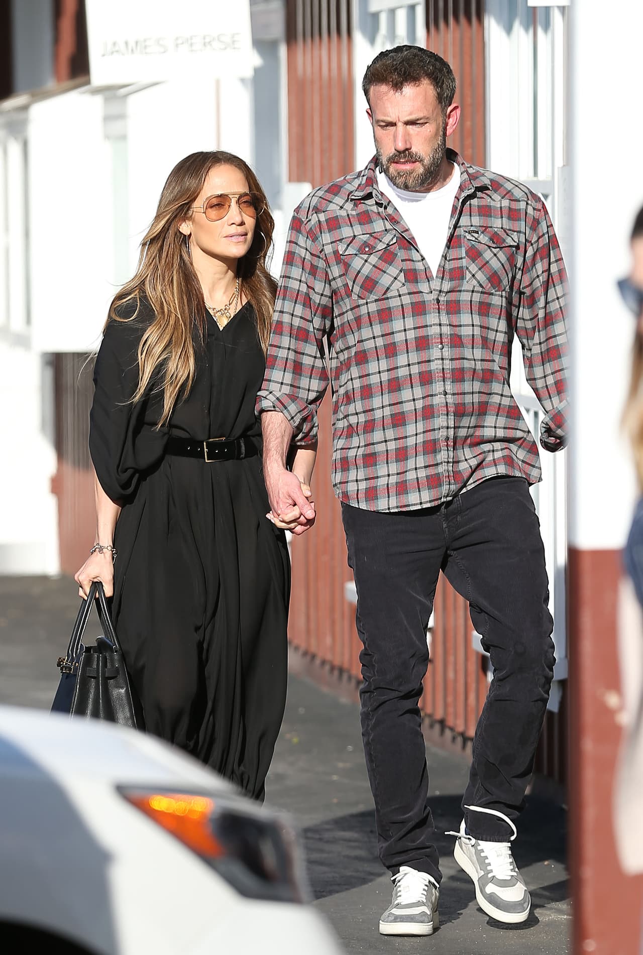 Un día después de su visita a la lujosa mansión, los prometidos fueron fotografiados a su salida de un almuerzo en el Brentwood Country Mart, ubicado en el vecindario de Brentwood de Los Ángeles.
<br>