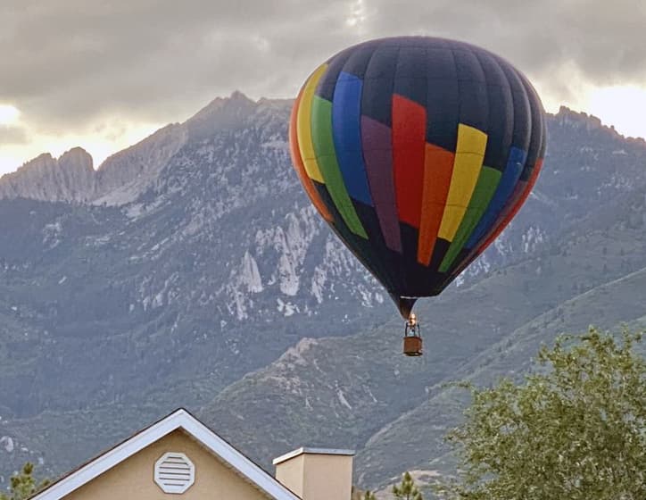 El viernes y sábado, 12 y 13 de agosto, se realizó el
<i>Ballon Festival</i> en la ciudad de Sandy, Utah. Decenas de globos aerostáticos llenaron de colores el cielo.