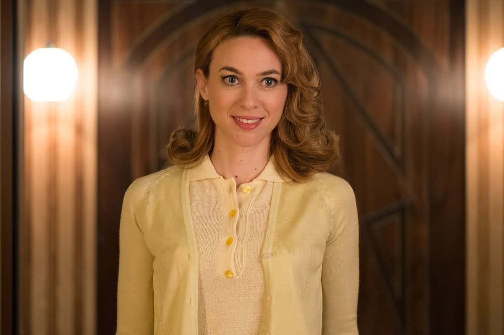 Clara decide aplicar al puesto de secretaria de las galerías.