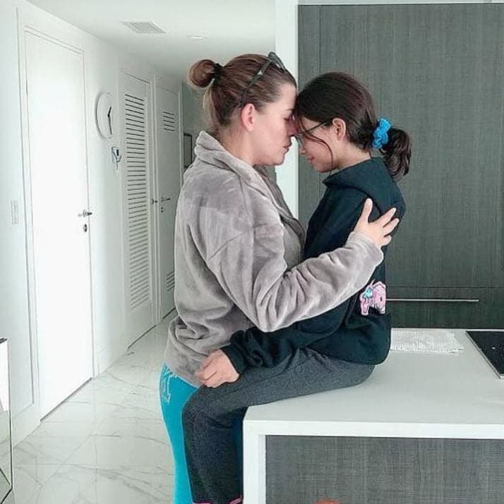 "Si no logro, este mes de agosto, saber qué es lo que voy a hacer con Dinorah, porque yo no voy a criar una analfabeta en mi casa encerrada frente a una computadora, estoy pensando en regresar a México”, afirmó.
<br>